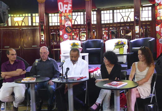 greg-germain-entoure-des-membres-de-l-association-af-amp-c-lors-du-bilan-du-festival-off-2011[1]