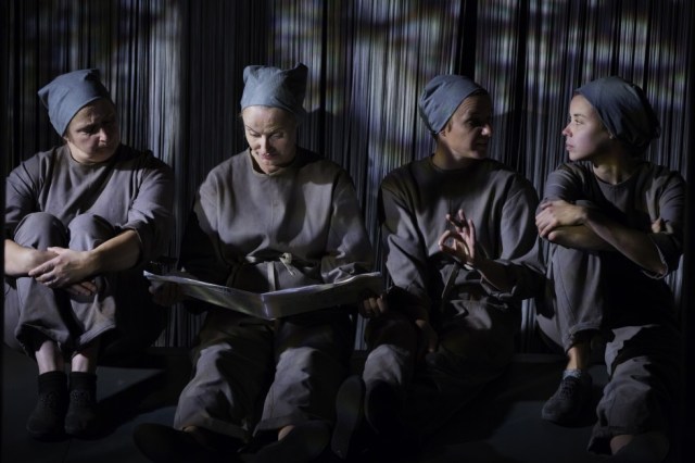 FILLES-AUX-MAINS-JAUNES-34-e1457172163176