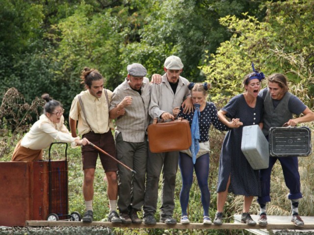 Traverser-la-riviere-sous-la-pluie-Cie-2222